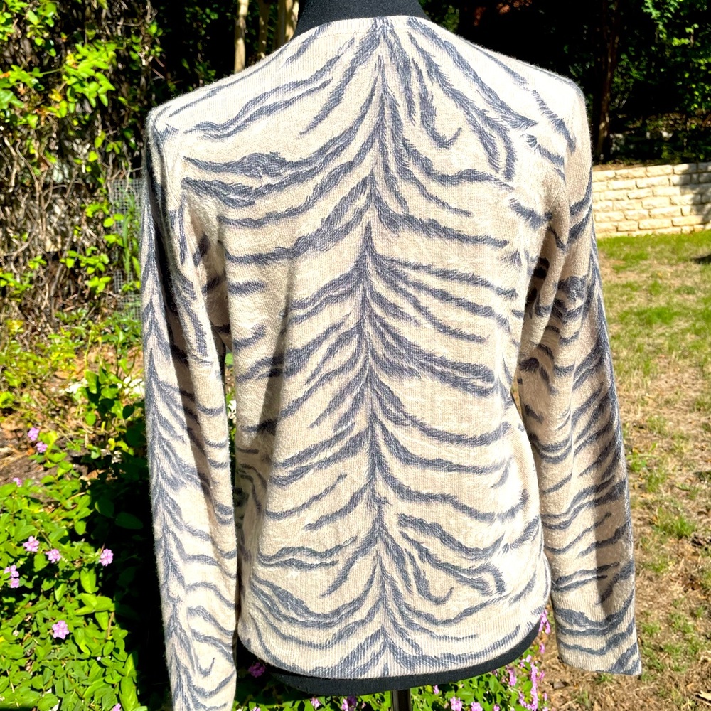 Neiman Marcus, Exclusive Collection Cashmere Cardigan, size M - Picture 2 of 3